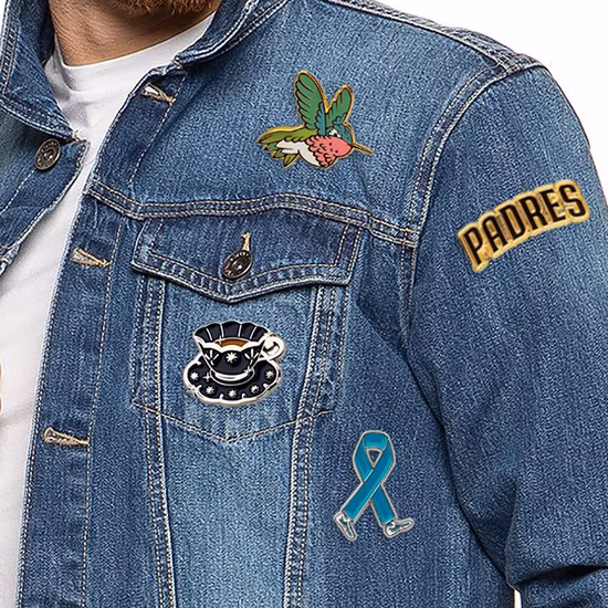 Distintivo con nome da calcio in smalto morbido personalizzato di fabbrica in Cina Distintivo con stemma carino in cartone animato Spilla in metallo commerciale da baseball a forma rotonda per cappello